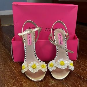 ✨NEVER WORN✨ betsey Johnson Block gold heel